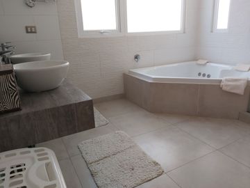 HERMOSA PARCELA CON CASA EN CONDOMINIO CONSOLIDADO