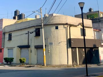 VENDO CASA CON LOCALES COMERCIALES UBICADA EN ESQUINA