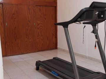 VENDO CASA CON LOCALES COMERCIALES UBICADA EN ESQUINA