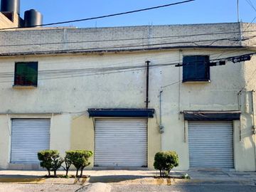 VENDO CASA CON LOCALES COMERCIALES UBICADA EN ESQUINA