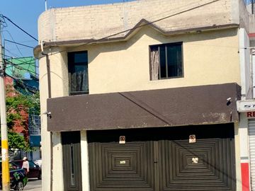 VENDO CASA CON LOCALES COMERCIALES UBICADA EN ESQUINA