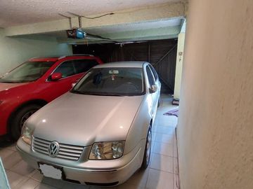 VENDO CASA CON LOCALES COMERCIALES UBICADA EN ESQUINA