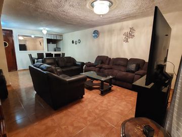 VENDO CASA CON LOCALES COMERCIALES UBICADA EN ESQUINA