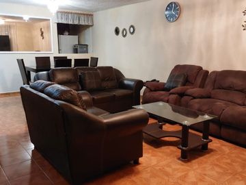 VENDO CASA CON LOCALES COMERCIALES UBICADA EN ESQUINA