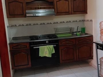 VENDO CASA CON LOCALES COMERCIALES UBICADA EN ESQUINA
