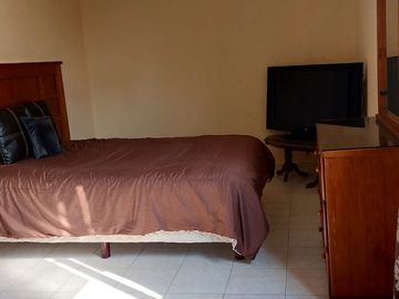 VENDO CASA CON LOCALES COMERCIALES UBICADA EN ESQUINA