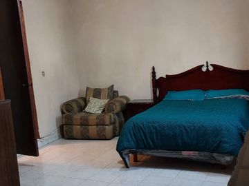 VENDO CASA CON LOCALES COMERCIALES UBICADA EN ESQUINA