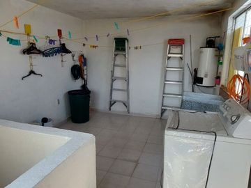 VENDO CASA CON LOCALES COMERCIALES UBICADA EN ESQUINA