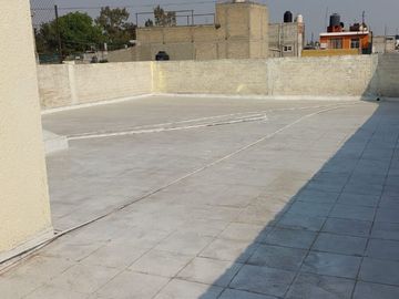VENDO CASA CON LOCALES COMERCIALES UBICADA EN ESQUINA