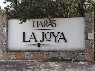 Lote residencial en venta bardeado en Haras del Bosque