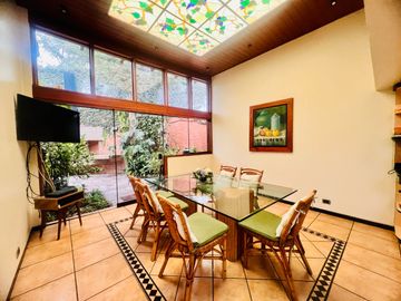 VENTA DE BELLA CASA MUY BIEN CONSERVADA
