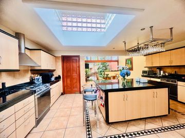 VENTA DE BELLA CASA MUY BIEN CONSERVADA