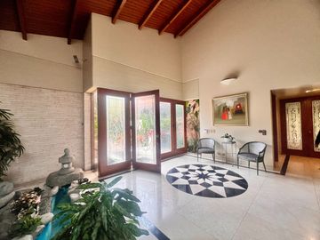 VENTA DE BELLA CASA MUY BIEN CONSERVADA