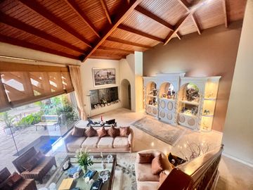 VENTA DE BELLA CASA MUY BIEN CONSERVADA