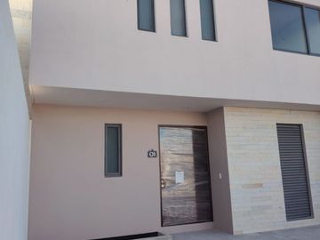Venta de casa en altos del marques, a un costado del Campanario