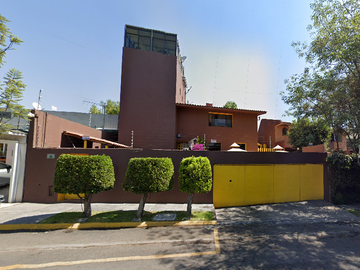 CASA EN REMATE EN BOSQUES DE LAS LOMAS CDMX