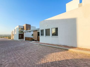 Casa en Venta en Tequisquiapan, Fraccionamiento, 3 rec 3.5 baños,  Oportunidad Única