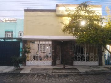 VENTA DE CASA EN LA COLONIA JARDINES DE TORREMOLINOS.