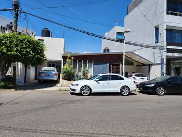 VENTA DE CASA EN LA COL. LAS AMÉRICAS.