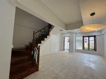 For sale 3-storey townhouse (renovated) in Chiang Mai Land, very good location, near famous schools in Chiang Mai.