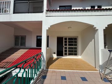 For sale 3-storey townhouse (renovated) in Chiang Mai Land, very good location, near famous schools in Chiang Mai.