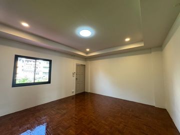 For sale 3-storey townhouse (renovated) in Chiang Mai Land, very good location, near famous schools in Chiang Mai.