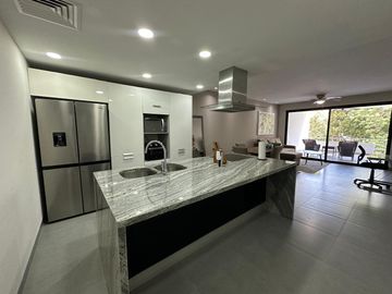 Exclusivo Departamento de 2 Recámaras en Nick Price: Confort y Estilo en Playa del Carmen