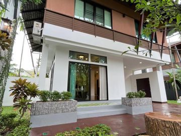 Beautiful house for sale in the village, beautifully decorated, built-in wood, on the main road, near the airport