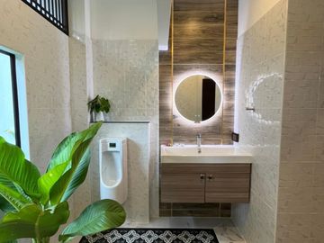 Beautiful house for sale in the village, beautifully decorated, built-in wood, on the main road, near the airport