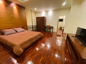 Beautiful house for sale in the village, beautifully decorated, built-in wood, on the main road, near the airport