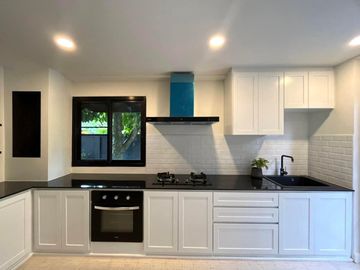 Beautiful house for sale in the village, beautifully decorated, built-in wood, on the main road, near the airport
