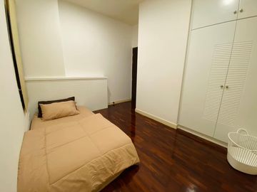 Beautiful house for sale in the village, beautifully decorated, built-in wood, on the main road, near the airport