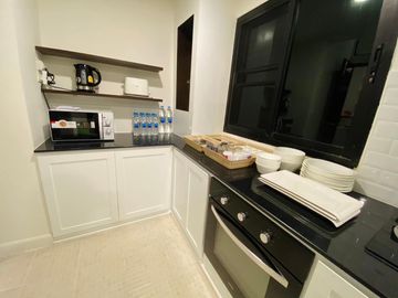 Beautiful house for sale in the village, beautifully decorated, built-in wood, on the main road, near the airport