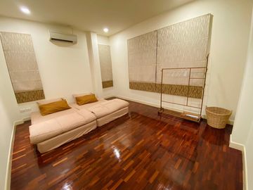 Beautiful house for sale in the village, beautifully decorated, built-in wood, on the main road, near the airport