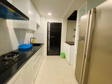 Beautiful house for sale in the village, beautifully decorated, built-in wood, on the main road, near the airport