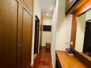 Beautiful house for sale in the village, beautifully decorated, built-in wood, on the main road, near the airport