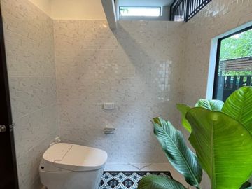 Beautiful house for sale in the village, beautifully decorated, built-in wood, on the main road, near the airport