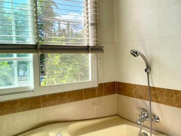 House for sale in luxury project located on Mahidol road. Fully furnished and electric appliances. Ready to move in