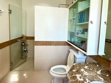 House for sale in luxury project located on Mahidol road. Fully furnished and electric appliances. Ready to move in