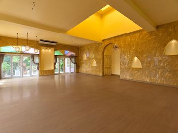 Spacious House for sale in Maerim. The backyard is by the lake and mountain view.