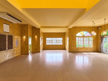 Spacious House for sale in Maerim. The backyard is by the lake and mountain view.