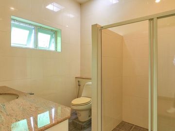Spacious House for sale in Maerim. The backyard is by the lake and mountain view.