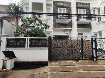 Rumah full furnish design classic di cempaka putih jakarta pusat