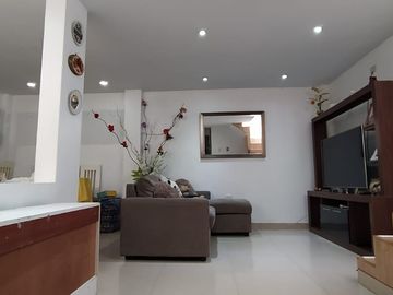 Se vende casa de 2 pisos, Frente a Parque en la Residencial La Alameda-Paiján (TSuarez)