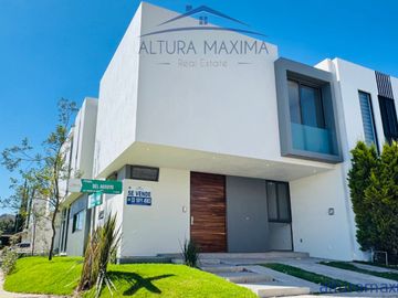 Casa Nueva en Venta Sendero de las Moras Galerias Santa Anita