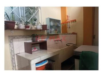 Casa En Venta + Pequeño Local Comercial