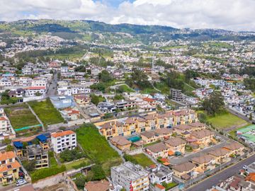 Casa Independiente con terreno En Venta - Armenia Valle de los Chillos