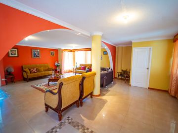 Casa Independiente con terreno En Venta - Armenia Valle de los Chillos