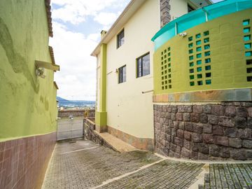 Casa Independiente con terreno En Venta - Armenia Valle de los Chillos