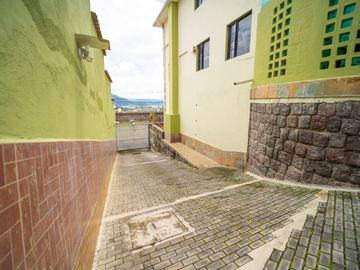 Casa Independiente con terreno En Venta - Armenia Valle de los Chillos